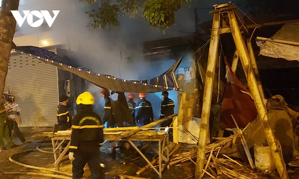 Cháy xưởng gia công gỗ lúc nửa đêm ở Đà Nẵng